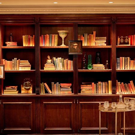 100 Queen'S Gate Hotel London, Curio Collection By Hilton Interior foto Library at the St. Regis