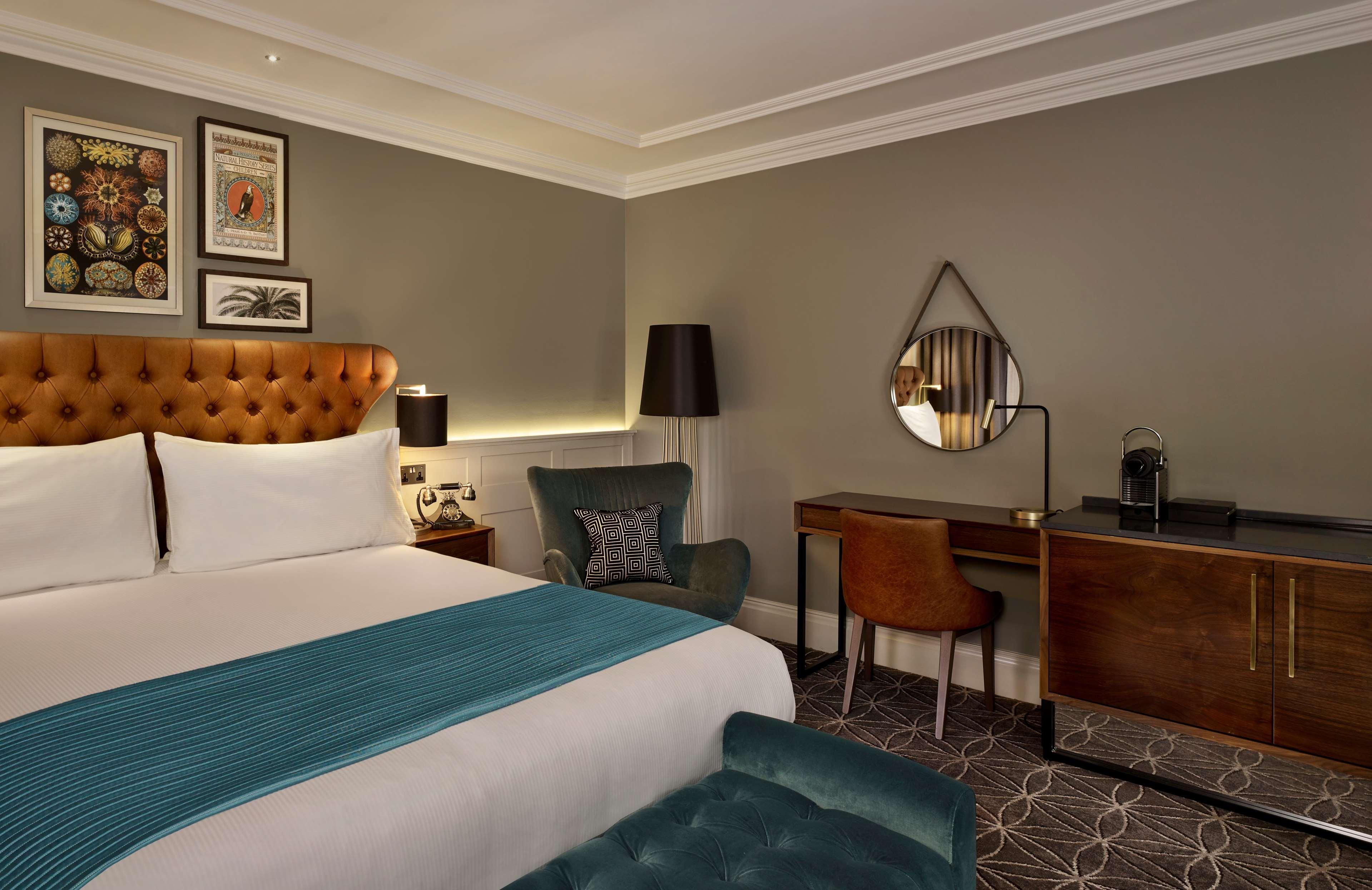 100 Queen'S Gate Hotel London, Curio Collection By Hilton Habitación foto A bedroom at the hotel