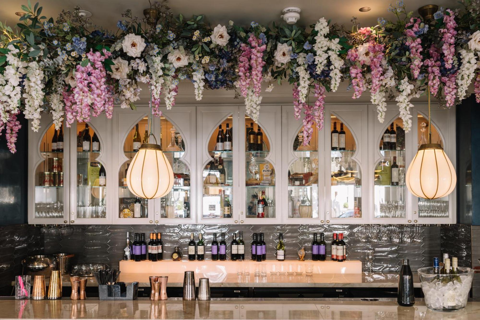100 Queen'S Gate Hotel London, Curio Collection By Hilton Exterior foto The bar at the Ivy Temple Row