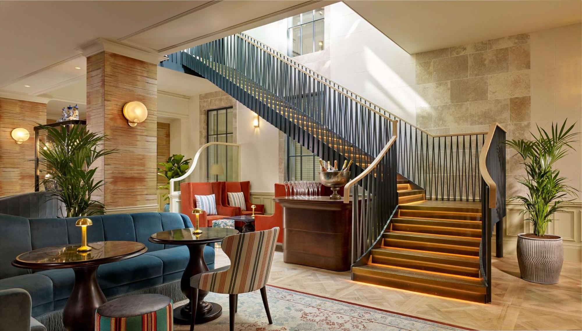100 Queen'S Gate Hotel London, Curio Collection By Hilton Exterior foto The staircase at the hotel