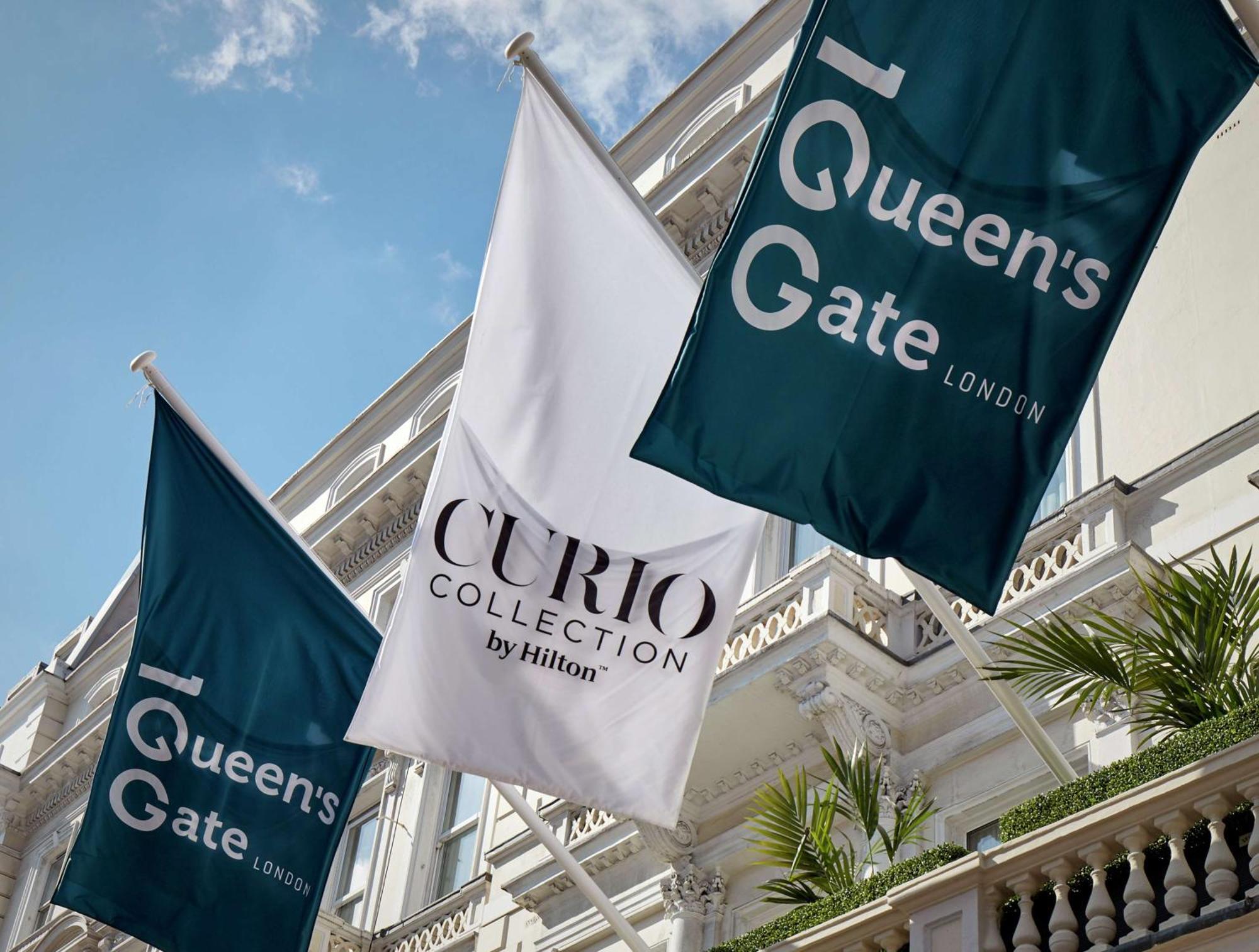 100 Queen'S Gate Hotel London, Curio Collection By Hilton Exterior foto Flags at the hotel