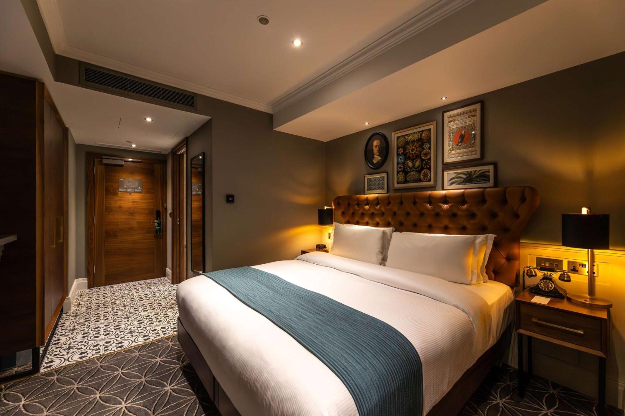 100 Queen'S Gate Hotel London, Curio Collection By Hilton Exterior foto A bedroom at the hotel
