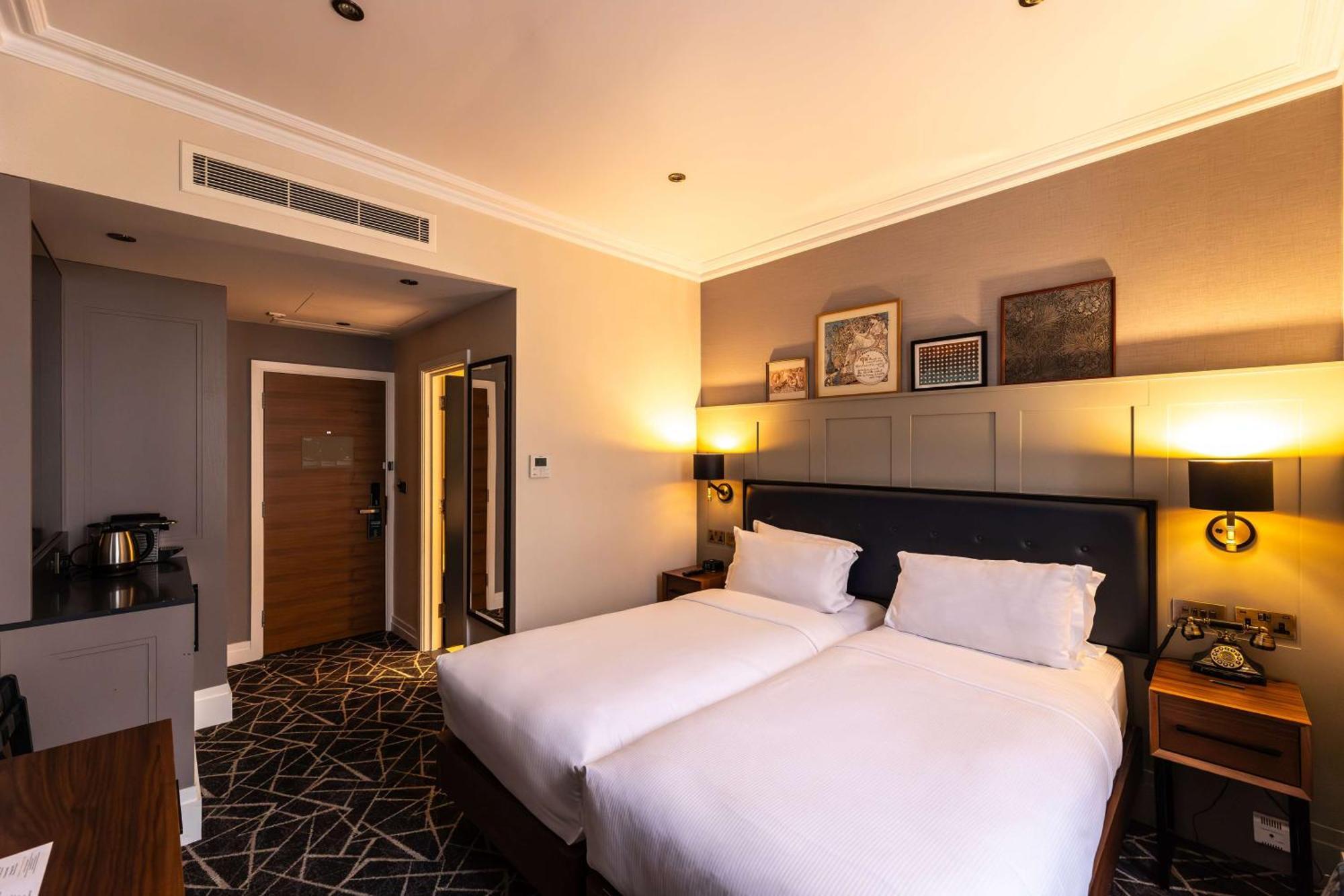 100 Queen'S Gate Hotel London, Curio Collection By Hilton Exterior foto A room at the hotel