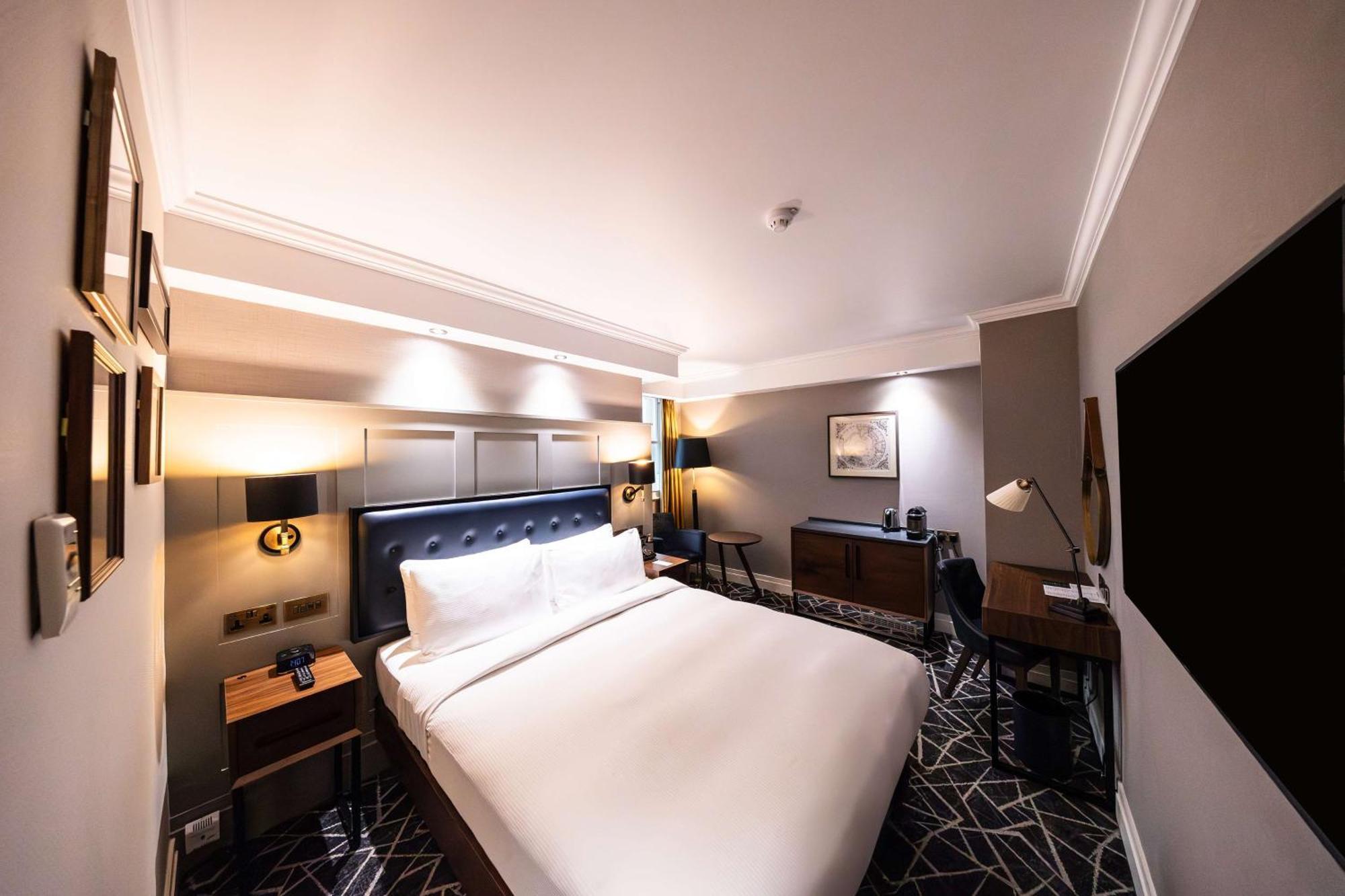 100 Queen'S Gate Hotel London, Curio Collection By Hilton Exterior foto A bedroom at the hotel