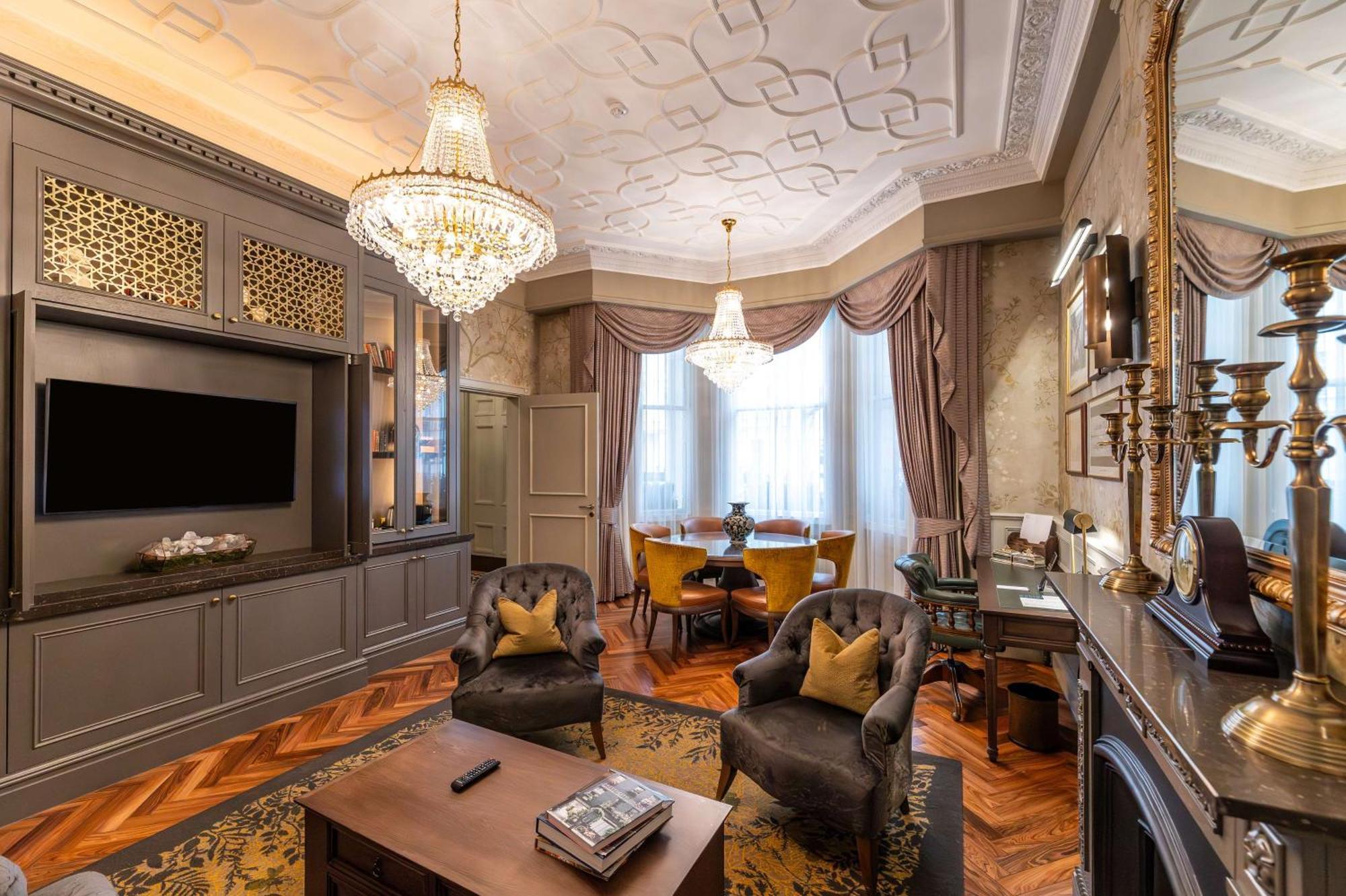 100 Queen'S Gate Hotel London, Curio Collection By Hilton Exterior foto The living room of a suite at the hotel
