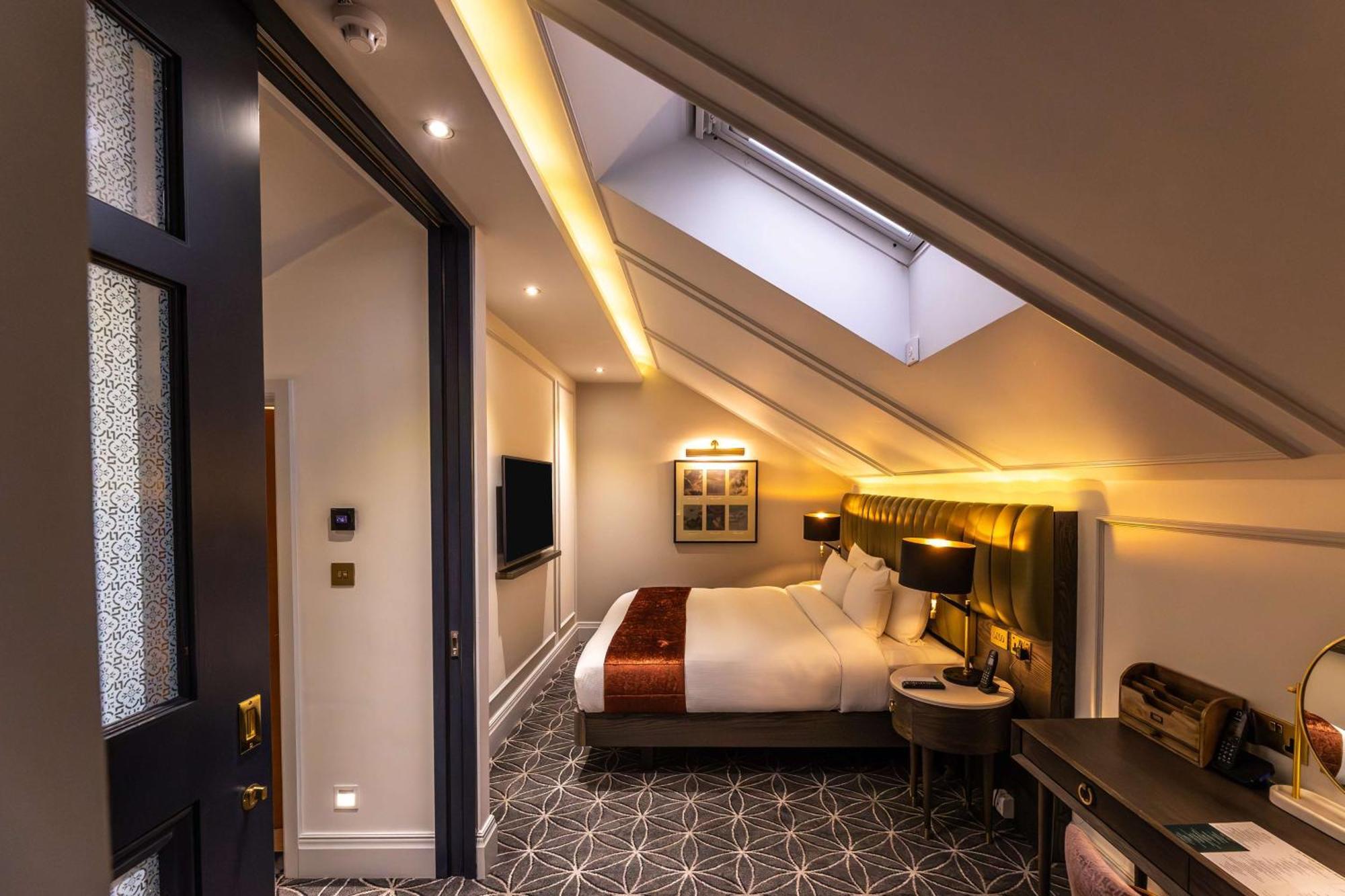 100 Queen'S Gate Hotel London, Curio Collection By Hilton Exterior foto A room at the hotel