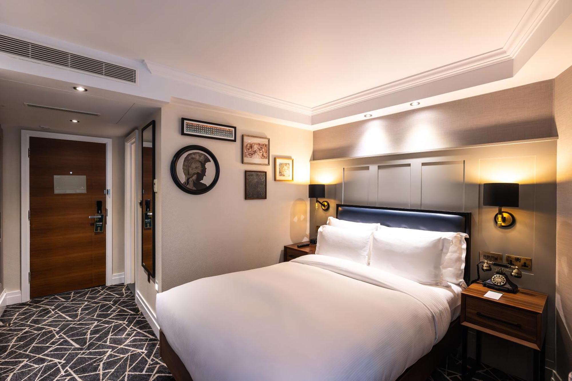 100 Queen'S Gate Hotel London, Curio Collection By Hilton Exterior foto A bedroom at the hotel